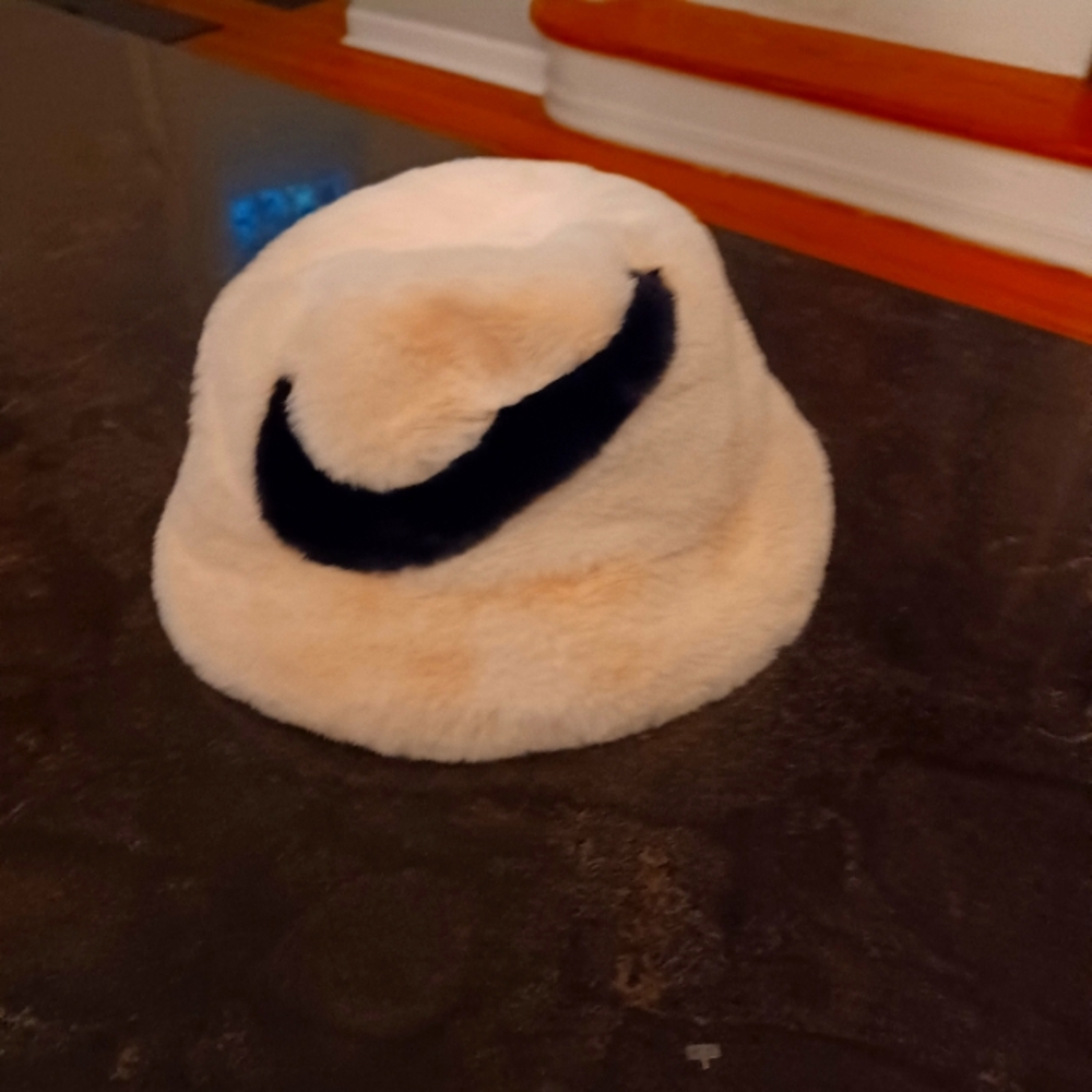 Nike Swoosh faux fur bucket hat in off white - Picture 2 of 4
